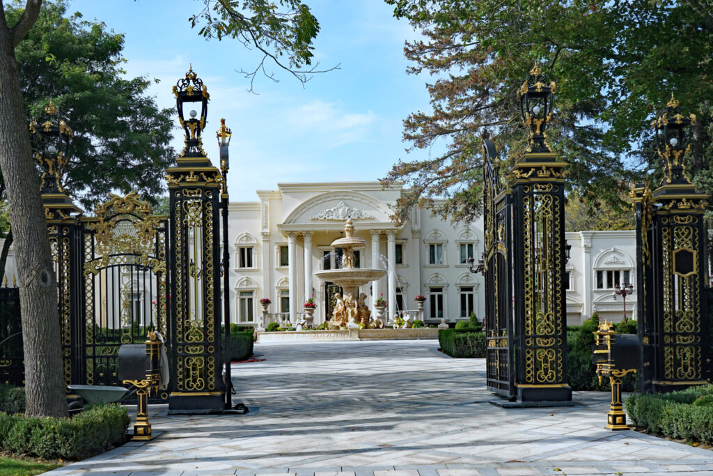 Photo of a home in Toronto's Bridle Path area, identified as one of Canada's wealthiest neighbourhoods in this article that lists 10 of the most expensive and exclusive housing markets in Canada.